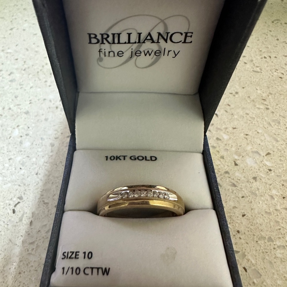 Men’s size 10 ring. Never worn. 10kt gold